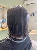 グレージュぱつんボブのパラパラハイライト