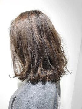 リアン(Lian) 【肩下の外ハネボブ】外ハネロブシルバー