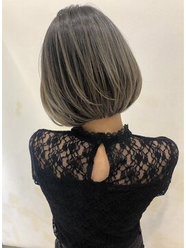 トルネード(TORNADO) 外国人風ハイライトバレイヤージュショートボブ グレージュ