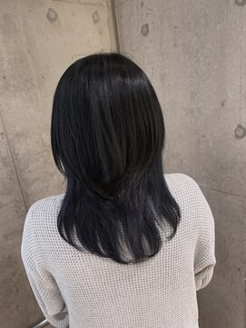 リビンバイアフロート(Livin by afloat) ウルフカット　ブリーチ　インナーカラー　ブルー　おおたかの森