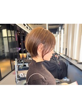 《朝のスタイリングも楽に》骨格や髪の癖に合わせてカットするのでブローだけで自然にまとまるスタイルに