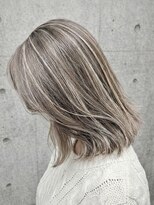 アル あびこ(aru.)&nbsp;白髪をデザインに。大人の脱・白髪染めハイライトミディアム