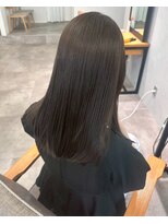 ミュラ(mulah)&nbsp;透明感たっぷり赤み消しカラー＊オリーブベージュ艶髪ストレート