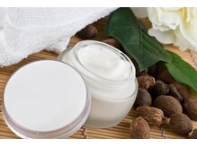 シアバター、5種のオーガニックハーブエキス、6種のハーブエキスが配合されています。