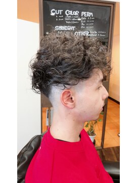 カルムンド バイ トコヘイ(CALMUNDO by TOKOHEI) 【スペインカールパーマ×スキンフェード】