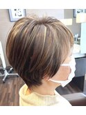 小顔くびれレイヤー×ハイライトプレイングカラーショートボブ