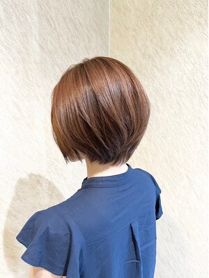マッサージ付きのシャンプー+カットが大好評♪髪質・クセを見極め、家でも扱いやすい理想のショートヘアに!
