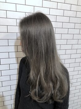 スリー(THREE)の写真/透明感のあるカラーで、あなたの魅力を最大限に引き出してくれる♪発色・ツヤ・色持ちも◎なのも魅力的！