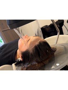 頭皮の状態を確認し、一人ひとりに合ったアロマオイルをチョイス☆じっくり丁寧に頭皮のコリをほぐします◎