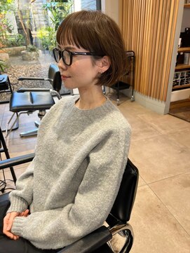 ヘアデザイン ソラ(Sola) 透明感ベージュカラー内巻きワンレン耳掛けボブ20代30代40代