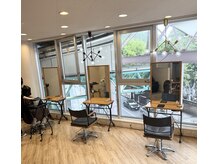 ブラウン (BROWN)の雰囲気（吉祥寺商店街をたっぷりの光で入り眺望も楽しめる空間です）