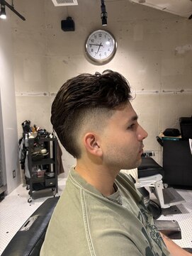 フランクスバーバーザスタンド(Frank’s barber the stand) MEN’S HAIR/サーフカール/刈り上げセンターパート/飯田橋T