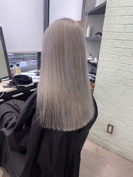 オフホワイト 大阪店(Off-White) 周りとは圧倒的な派手さ！