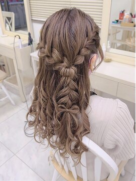 リサ 恵比寿(risa.) 大きめ編み込みとリボンのハーフアップ