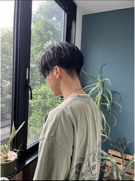 ビハインドザカーテン(BEHIND THE CURTAIN) 前下がり×センターパート