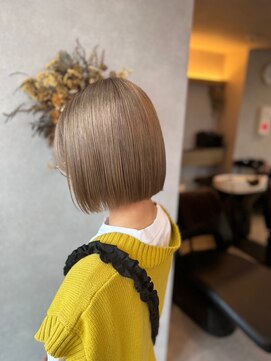 カロ(Caro) ベージュ×ぷつっとボブ