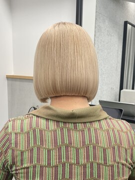 ラフ 立川(Laff) 前下がりボブ 切りっぱなしボブ ショートボブ ハイトーンカラー