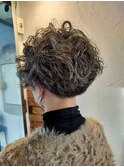 女性らしいフォルムのショートウェーブ
