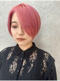 鮮やかピンク×前下がりモードボブ