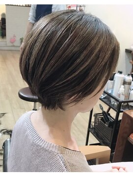 ギフト ヘアー サロン(gift hair salon) グレーパールハイライト×ショートボブ
