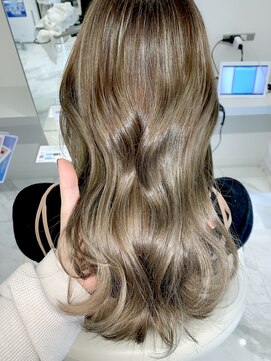 リーホリエ(Lee Horie) 透明感と艶のコラボレーション