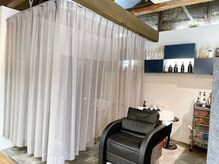 ヘアーサロン オーツー(HAIR SALON O+O)の雰囲気（ゆったりヘッドスパができるカーテンで仕切る半個室空間。）