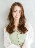 マットベージュの大人ロングスタイル