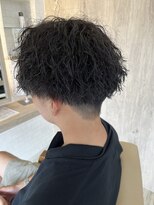 ガビーヘアルーブ(gabi hair LOOB) センターパート波巻きスパイラルパーマツーブロック刈り上げ