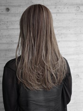 エルフィ(ELF=y) 白髪ぼかしハイライト×レイヤーカット