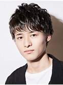 ラフな質感の無造作パーマ×スパイキーショートスタイル