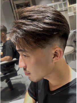 クヴェル(Kvell) テーパーフェードショートアップバングオイル仕上げ