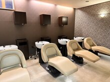 落ち着いた雰囲気の半個室シャンプー室でゆったり極上ヘッドスパ