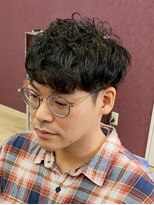 ブルブンガ(Berbunga)&nbsp;メンズヘアスパイラルパーマ×コンマヘアマッシュ無造作ヘア