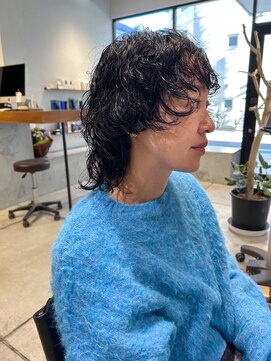 ダンボ(DUMBO) 【 sayaca 】ウルフパーマ　ウェーブミディアム　黒髪パーマ