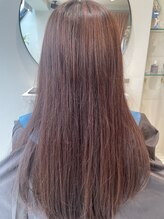 “広がり・パサつき・うねり”でお悩みの方へ。写真のような髪表面のパヤパヤ毛はありませんか？　縮毛矯正