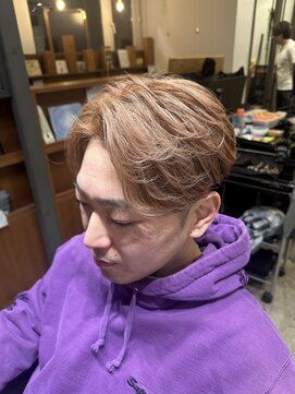 静かに際立つダブルカラー　無音の存在感センターパート