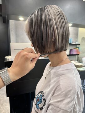 ケンジ 横浜(KENJE) ホワイトベージュ/ローライト/切りっぱなしボブ