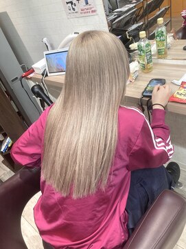 コワファーストナガサキシャンプーボーイ(COIFF1RST NAGASAKI SHAMPOO BOY) 長崎 ブリーチ2回 ホワイトベージュ