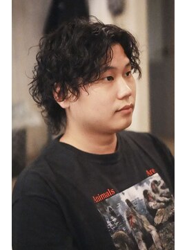 シークレットミラーズ(SECRET MIRRORS) ツイストスパイラルパーマ×センターパート