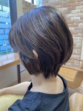 ヴィサージュクルー(VISAGE crew) ひし形と毛流れが素敵なショートボブデザイン！