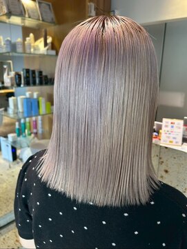ナチュラル ヘアーデザイニング(Natural hair designing) 切りっぱなしボブ/タイトボブ/抜きっぱなし風シルバーグレージュ