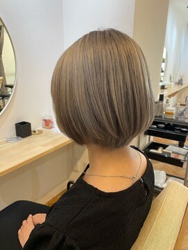 エルア(elua) ハイトーングレージュカラー