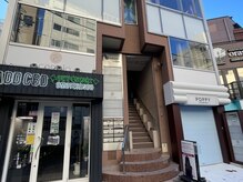 カリーノ 表参道(CARINO)の雰囲気（こちらのビルの階段上がって2階が当店になります♪）