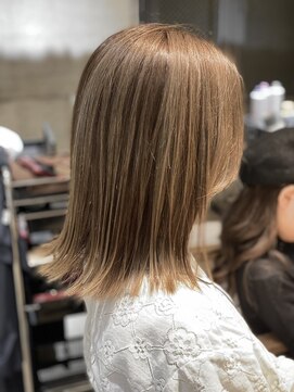 ニーイチイチ(211) ボブ/ミディアムボブ/グレージュ