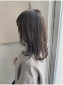 グレージュで肌トーン上がる計算された大人レイヤー