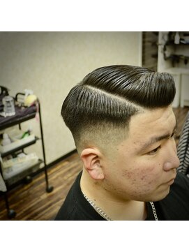 バーニーズ バーバークラブ(BARNEYS BARBER CLUB) スキンフェード　サイドパート