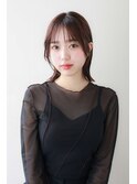 シースルーバングが暗髪ヘアとマッチした軽やかなくびれヘア