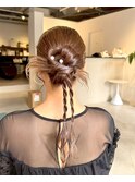 大人ガーリー低めシニヨンアレンジ