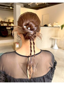 ギネス(Giness) 大人ガーリー低めシニヨンアレンジ