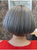 大人女性のかっこいい白髪ぼかしボブ